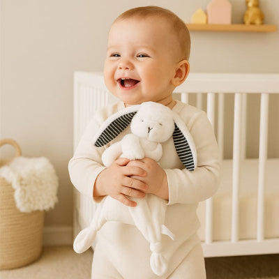 Doudou lapin blanc apporte la joie au quotidien de votre tout-petit.