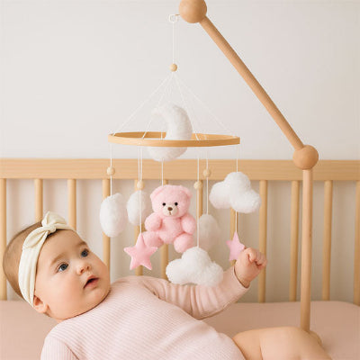 Bébé s'amusant avec son mobile