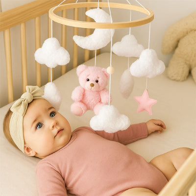 Bébé émerveillé par les figurines