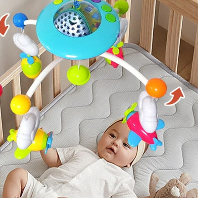 Bébé tout concentré jouant avec son mobile