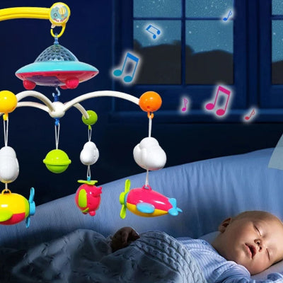 Bébé endormi et bercé par son mobile musical bébé coloré suspendu