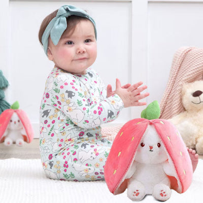 Peluche-lapin-eco-confort rendant bébé émerveillé