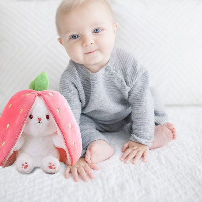 Peluche-lapin-eco-confort tenant compagnie à bébé