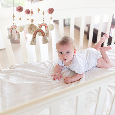 mobile-bebe-pour-lit-rose-douillet
