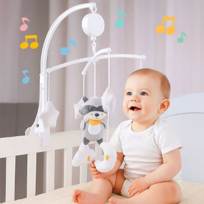 Bébé observant avec attention son mobile musical bébé.