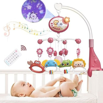 Bébé content et très animé par les animaux de son mobile suspension