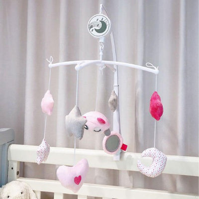 Mobile musical bébé accroché au berceau de bébé.