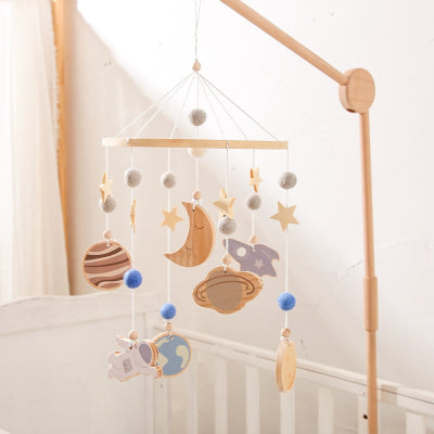 mobile suspendu au support et illuminant la chambre de bébé