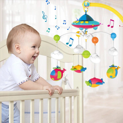 Bébé tout joyeux en observant son mobile suspendu