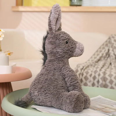 Peluche-âne-gris-reposant