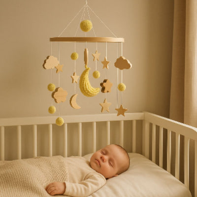 bébé endormi paisiblement dans son berceau avec le mobile suspendu qui illumine la chambre