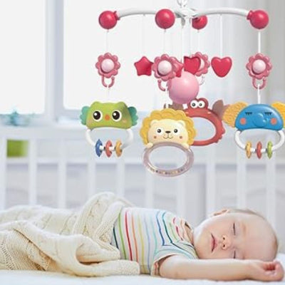 Bébé dormant paisiblement son mobile suspendu au-dessus de lui