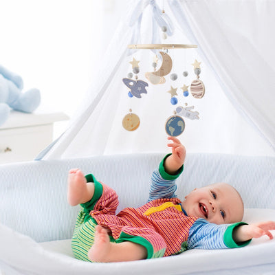 bébé épanouit dans son berceau le mobile musical pour bébé ciel suspendu
