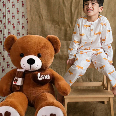 peluche-ours-brun-épanouit